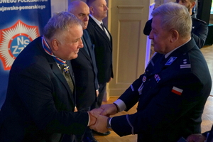 policjant wręcza medal mężczyźnie