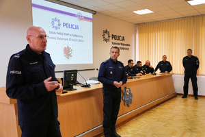 policjant przemawia do funkcjonariuszy