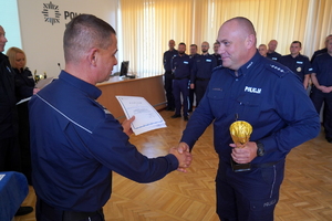 Pierwszy Zastępca Komendanta Wojewódzkiego Policji w Bydgoszczy wręcza puchar policjantowi