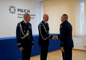 Gratulacje składane policjantom.