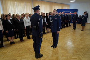 uroczystość z okazji Dnia Służby Cywilnej, wyróżnieni pracownicy otrzymują odznaczenia i gratulacje od Komendanta Wojewódzkiego Policji w Bydgoszczy