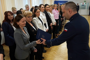 uroczystość z okazji Dnia Służby Cywilnej, wyróżnieni pracownicy otrzymują odznaczenia i gratulacje od Komendanta Wojewódzkiego Policji w Bydgoszczy