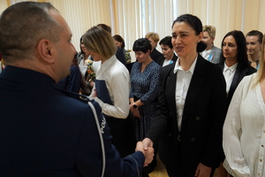 uroczystość z okazji Dnia Służby Cywilnej, wyróżnieni pracownicy otrzymują odznaczenia i gratulacje od Komendanta Wojewódzkiego Policji w Bydgoszczy