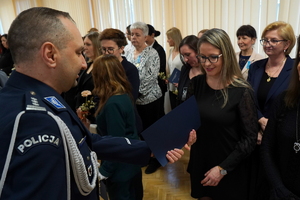 uroczystość z okazji Dnia Służby Cywilnej, wyróżnieni pracownicy otrzymują odznaczenia i gratulacje od Komendanta Wojewódzkiego Policji w Bydgoszczy