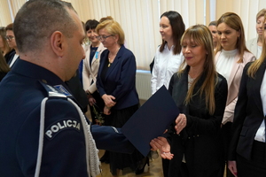 uroczystość z okazji Dnia Służby Cywilnej, wyróżnieni pracownicy otrzymują odznaczenia i gratulacje od Komendanta Wojewódzkiego Policji w Bydgoszczy