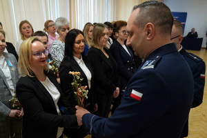 uroczystość z okazji Dnia Służby Cywilnej, wyróżnieni pracownicy otrzymują odznaczenia i gratulacje od Komendanta Wojewódzkiego Policji w Bydgoszczy