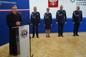 uroczystość z okazji Dnia Służby Cywilnej, wyróżnieni pracownicy otrzymują odznaczenia i gratulacje od Komendanta Wojewódzkiego Policji w Bydgoszczy