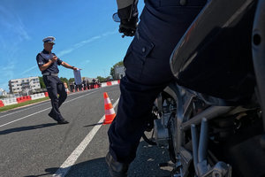 policjanci biorą udział w wojewódzkich eliminacjach do konkursu „Policjant Ruchu Drogowego 2024”