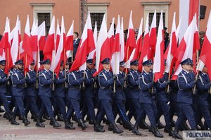 Defilada z flagami narodowymi