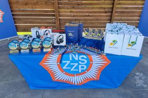 na stole leżą medale i puchary