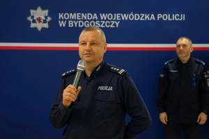 Komendant przemawia do funkcjonariuszy