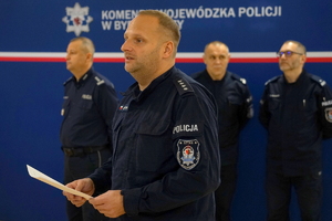 policjant przemawia do funkcjonariuszy