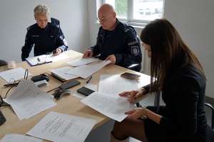 policjant siedzi przed monitorem