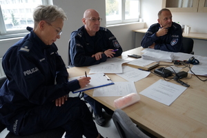 policjant siedzi przed monitorem