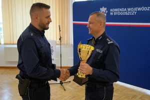 Komendant gratuluje zwycięzcom i podaje puchary