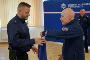 Komendant gratuluje zwycięzcom i podaje puchary