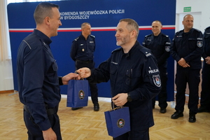 Komendant gratuluje zwycięzcom i podaje puchary