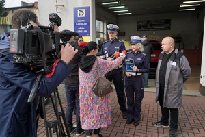 policjanci rozmawiają z dziennikarzami