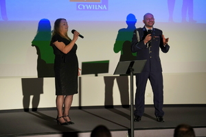 ujęcie na śpiewającego policjanta razem z kobietą