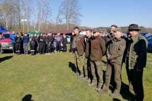 Przedstawiciele Nadleśnictwa Dąbrowa podczas rozpoczęcia imprezy