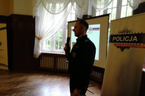 Zastępca Komendanta Powiatowego Policji w Świeciu mł. insp. Tomasz Lubiejewski otwiera uroczyście konferencję