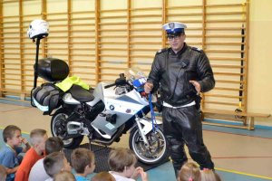 Policjant "drogówki" tłumaczy dzieciom działanie odblasków