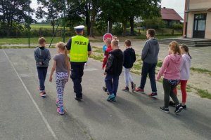 Uczniowie poznają tor przeszkód przed egzaminem praktycznym na kartę rowerową