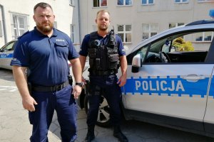 sierż. szt. Michał Gierszewski oraz st. post. Filip Nowak, policjanci, którzy przewieźli rodzącą kobietę do szpitala