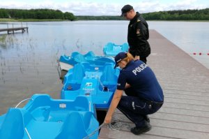 Policjantka oraz strażak kontrolują sprzęt wodny