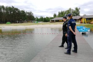 Mundurowi sprawdzają stan techniczny mostka nad Jeziorem Deczno