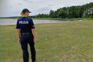 Policjantka podczas kontroli niestrzeżonej plaży przy Jeziorze Stelchno