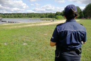 Policjantka obserwuje zachowanie plażowiczów