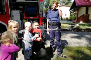 Dzieci poznają wyposażenie wozu bojowego straży pozarnej