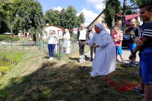 Siostra Kasiana pokazuje dzieciom jak rzucać bojkę