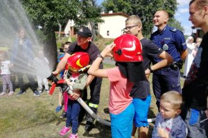 Dzieci podczas zabawy z wężem strażackim