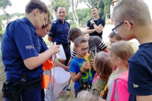 Policjantki wręczają podopiecznym upominki