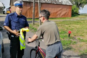 Mundurowy wyjaśnia zasady bezpiecznego korzystania z drogi