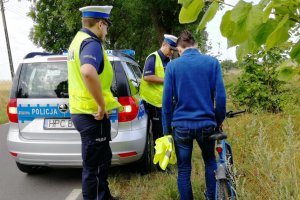 Policjant przypomina o obowiązkowym wyposażeniu roweru