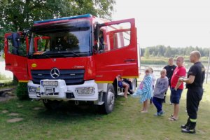 Strażacy prezentują wyposażenie służbowe dzieciom