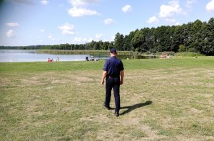 Policjant kontroluje kąpielisko w Jeżewie