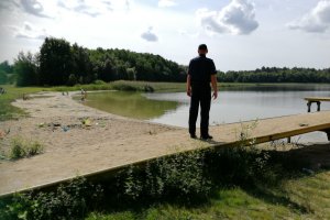 Policjant kontroluje bezpieczeństwo dzieci na plaży