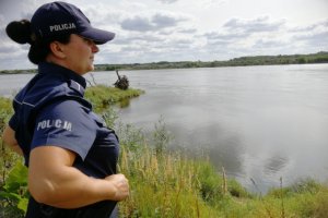 Policjantka kontroluje bezpieczeństwo osób przebywających nad Wisłą