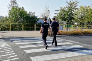 Policjanci przechodzą przez przejście sprawdzając widoczność &quot;zebry&quot;