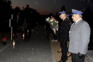 Delegacja mundurowych składa kwiaty na grobie zasłużonej harcerki