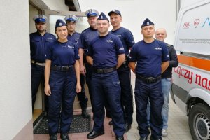 Grupa policjantów oddających krew koledze