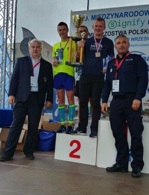 Policjanci ze Świecia stoją na podium