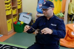 Policjant tłumaczy, do czego służą kajdanki