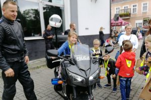 Chłopiec siedzi na służbowym motocyklu