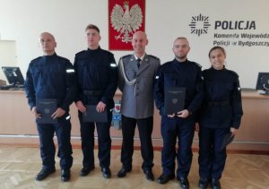 Insp. Robert Olszewski razem z nowo przyjętymi policjantami
