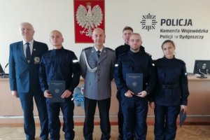 Zdjęcie pamiątkowe nowych policjantów ze Świecia